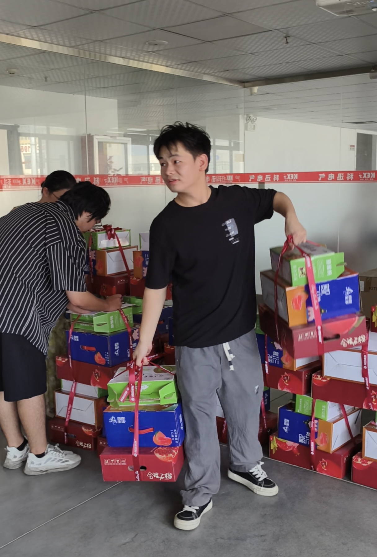 On the occasion of Mid-Autumn Festival, Kexun Electric has prepared exquisite gift boxes for every employee.